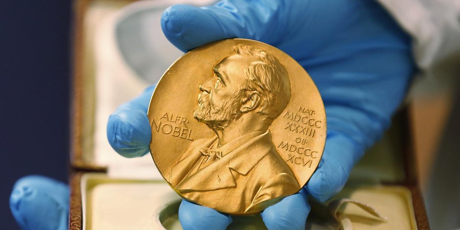 Ein Mitarbeiter der Nationalbibliothek zeigt eine goldene Nobelpreismedaille (Symbolbild).