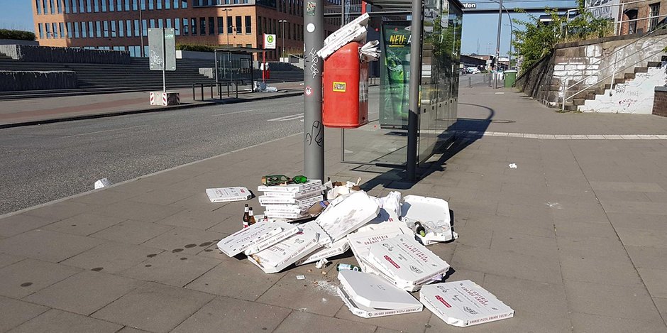 Große Elbstraße: An diesem Mülleimer stapeln sich leere Pizzakartons.