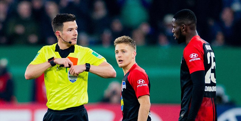 Herthas Abwehrspieler Jordan Torunarigha (r.) flog im Pokal-Krimi gegen Schalke vom Platz.