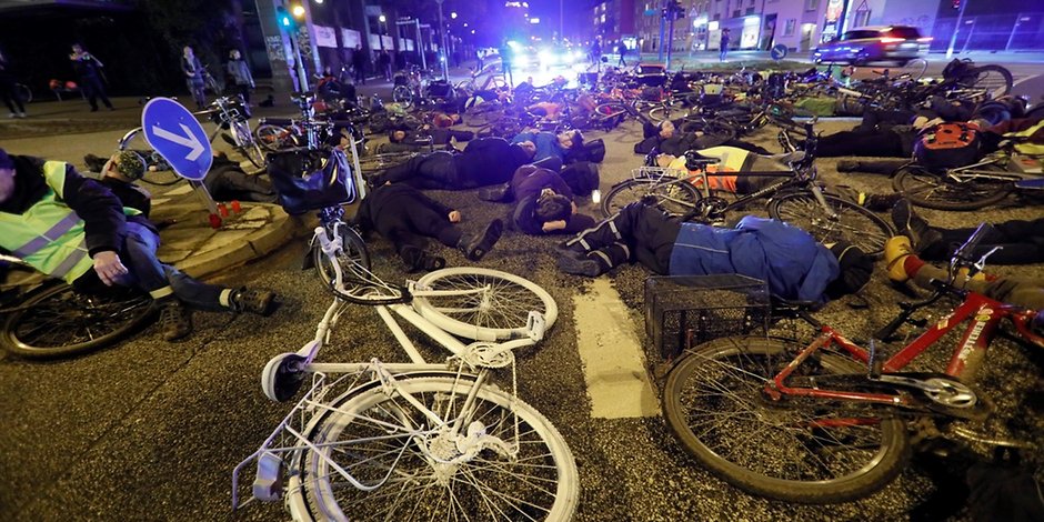 Rund 120 Teilnehmer legten sich zu einem „Die in“ auf die Straße, um dem getöteten Radfahrer zu gedenken.