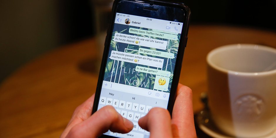 Kampf gegen Facebook: Der Hamburger Datenschutzbeauftragte setzt sich für Millionen von WhatsApp-Nutzern ein.