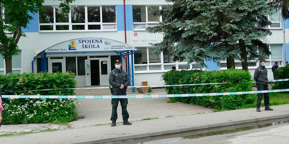 Polizisten bewachen die abgesperrte Grundschule in Vrutky.