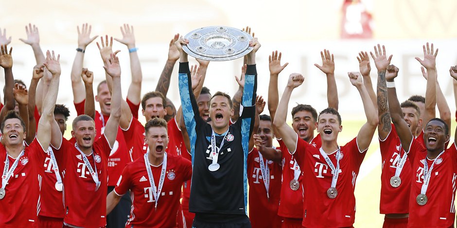 Geister-Meister: Bayerns Kapitän Manuel Neuer reckt die Schale nach dem 4:0-Sieg der Münchner in Wolfsburg in die Höhe.