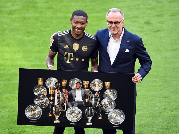 David Alaba bekam bei seinem Abschied aus München eine Collage mit allen Titeln, die er in seiner Zeit beim FC Bayern gewonnen hat. Wird er nun auf Titeljagd mit Real Madrid gehen?