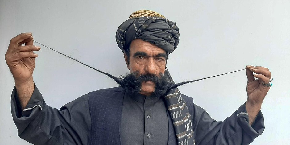 Der afghanische Schneider Schir Khan zeigt seinen 60 Zentimeter langen Schnurrbart.