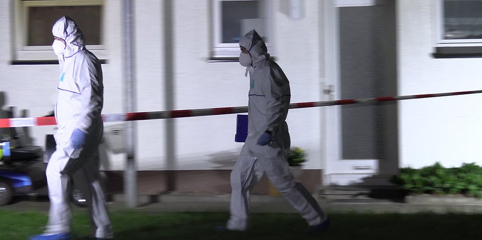 Mehrfamilienhaus in Bad Essen: Polizeibeamte in Schutzanzügen am Tatort.
