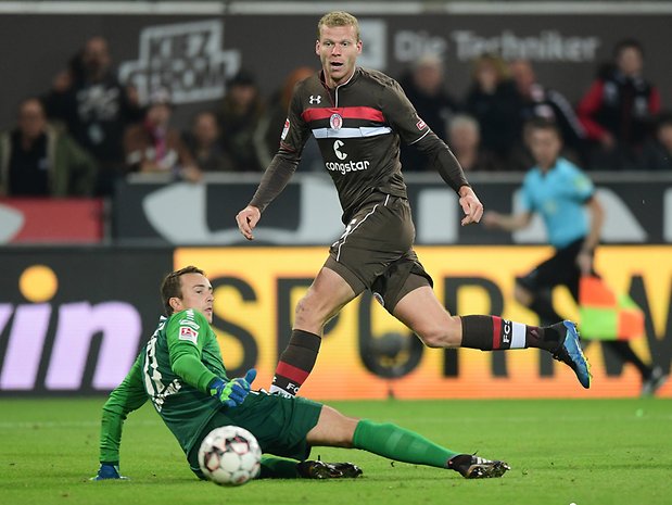 Henk Veerman überwindet Paderborns Torwart Leopold Zingerle und gibt so die Vorlage zu St. Paulis 2:1-Sieg in der vergangenen Saison.