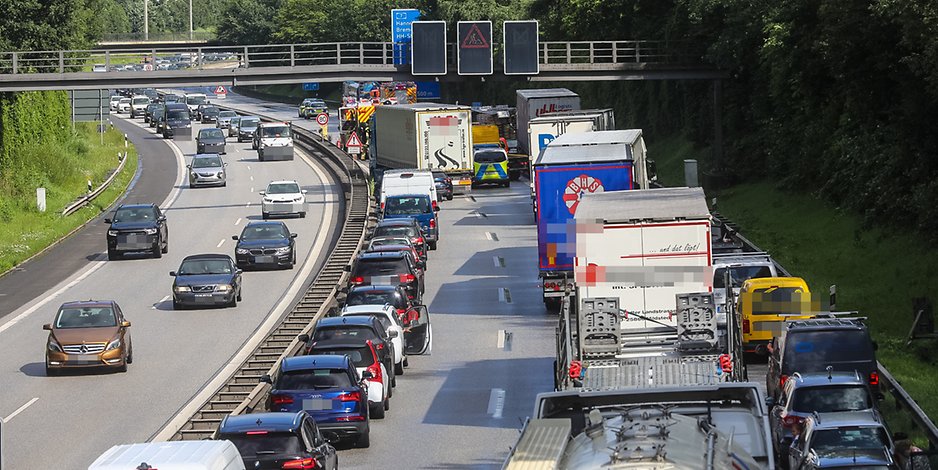 Schwerer Unfall in Hamburg: Durch den Crash kam es zu langen Staus rund um die Unfallstelle.