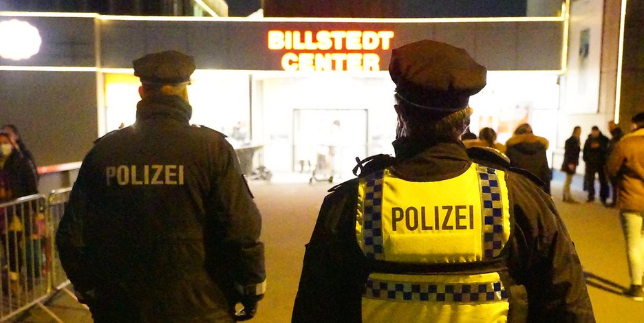 Polizisten mussten das Billstedt-Center zwischenzeitlich wegen Überfüllung schließen.