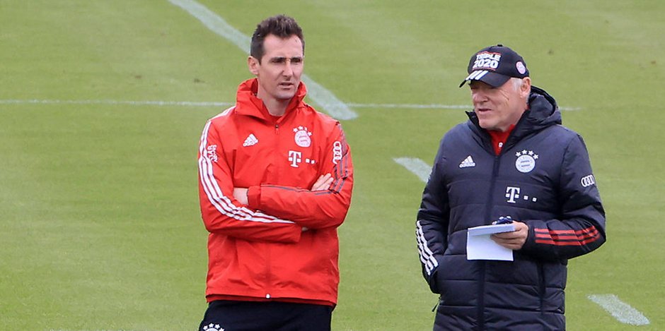 Hermann Gerland (r.) und Miroslav Klose waren bisher als Co-Trainer für Hansi Flick tätig. Nun müssen sie Julian Nagelsmann und seinem Team weichen. 