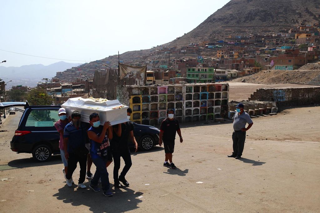 Männer tragen einen Sarg auf dem Friedhof in Peru.