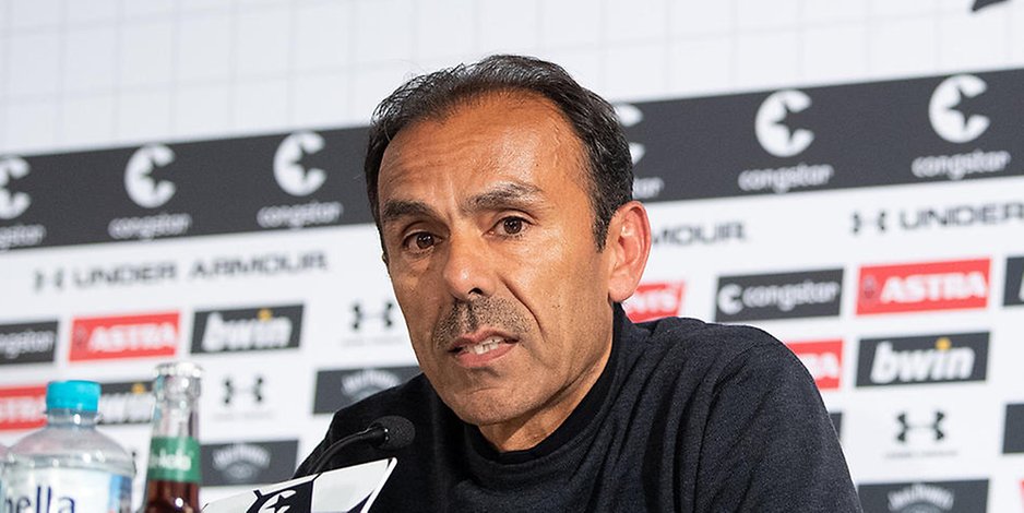St. Pauli-Trainer Jos Luhukay zeigte sich bei der Pressekonferenz emotional.