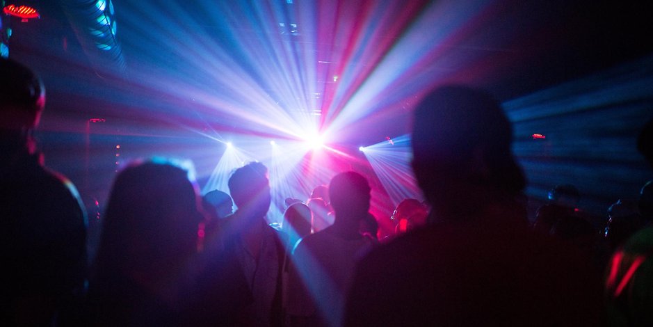 Menschen feiern und tanzen dicht gedrängt einem Club - ein Bild, dass es so schnell wohl nicht mehr geben wird