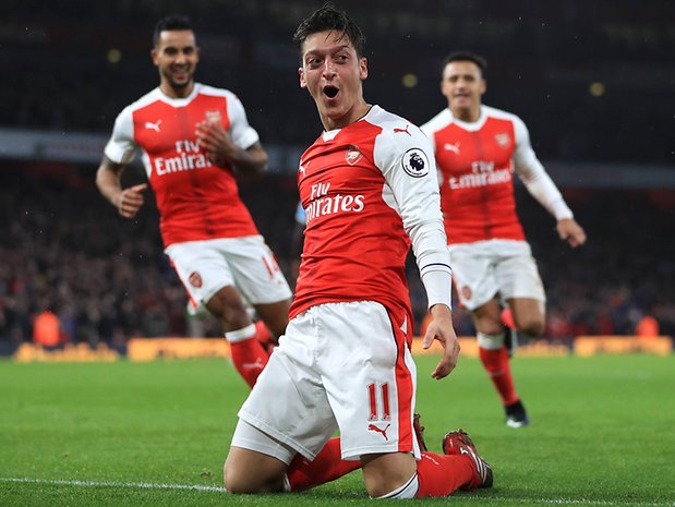 Hat allen Grund zum jubeln. Mesut Özil (Mitte) soll bei Arsenal London einen hohen einstelligen Millionenbetrag abgesahnt haben.