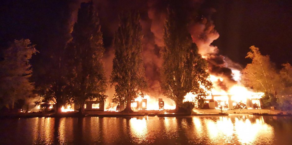 Hamburg-Winterhude: Nahe der Bootswerft Gustävel stehen mehrere Bootshallen, in denen Kanus und Motorboote gelagert worden sind, in Brand. 