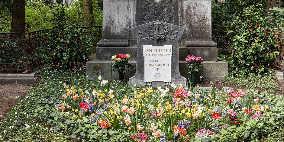 Der neue Grabstein am Grab von Schauspieler Jan Fedder auf dem Ohlsdorfer Friedhof.