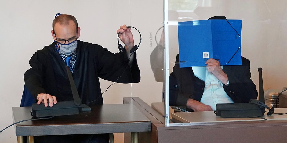 Bruno D. (rechts) zusammen mit seinem Anwalt Stefan Waterkamp vor Gericht.