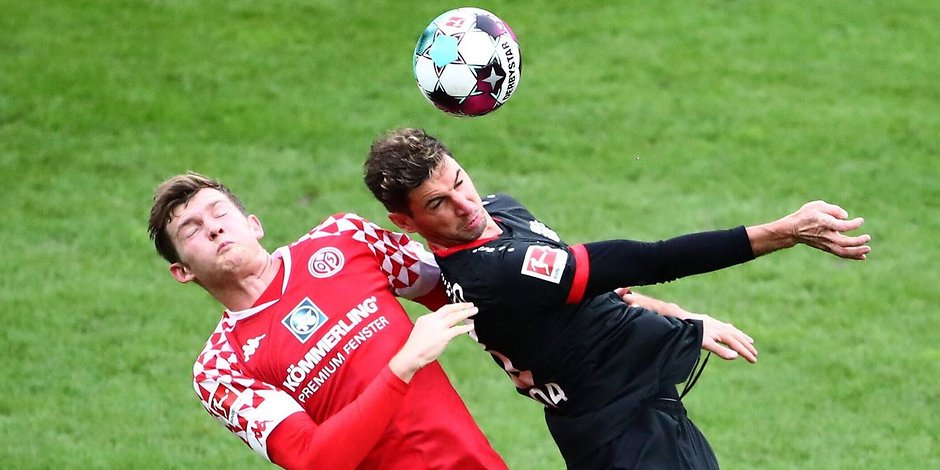 Leverkusens Siegtorschütze Lucas Alario (r.) gewinnt den Luftzweikampf gegen den Mainzer Startelf-Debütanten Luca Kilian.