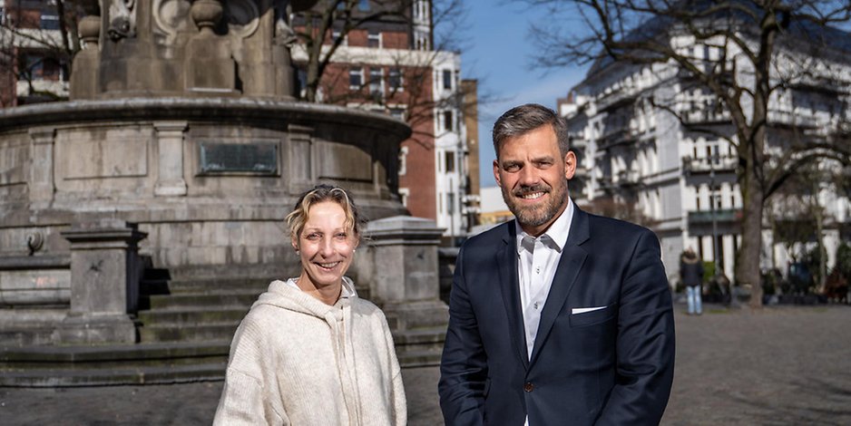Ilona Czinczoll, Leiterin des Gesundheitsamts Hamburg Mitte, und Falko Droßmann (SPD), Leiter des Bezirksamts Hamburg Mitte, am Hansaplatz. In den kommenden Monaten entsteht hier eine neue Sozialberatungsstelle.
