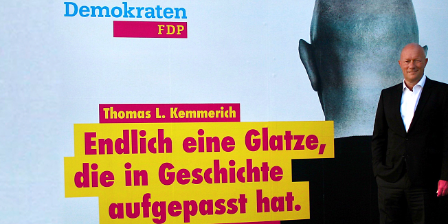 „Endlich eine Glatze die in Geschichte aufgepasst hat“ – mit diesem Slogan warb die FDP für Thomas Kemmerich.