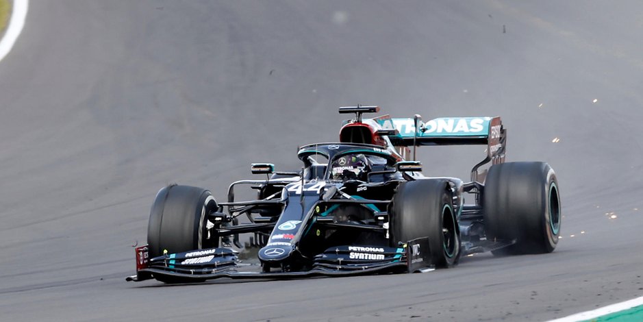 Dramatische Schlussrunde: Lewis Hamilton rettete seinen Vosprung auf drei Reifen ins Ziel.