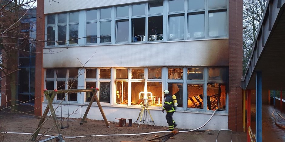 Ein Schulbrand in Rahlstedt hat die Feuerwehr am Donnerstagmorgen in Atem gehalten.