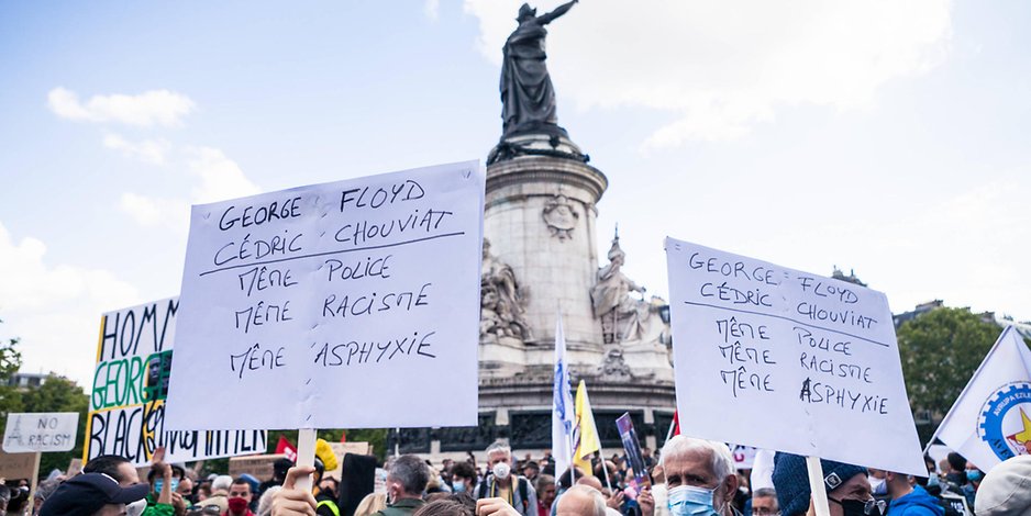 Tausende gingen in Frankreich in den vergangenen Wochen auf die Straße, um gegen Polizeigewalt und Rassismus zu protestieren. Viele zogen auf Plakaten Parallelen zwischen lokalen Fällen und dem Tod von George Floyd.