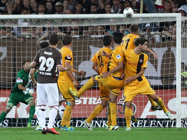 Einfreistoß, der ins Tor geht und deshalb hängen bleibt: Sebastian Maier gelang der Kunstschuss am 26. August 2013 gegen Dynamo Dresden.