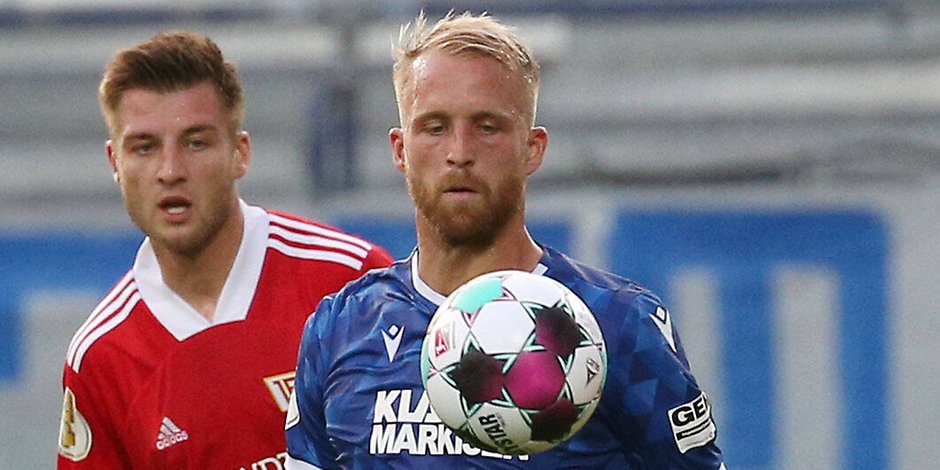 Karlsruhes Philipp Hofmann (r.) im DFB-Pokal-Spiel gegen Union Berlin