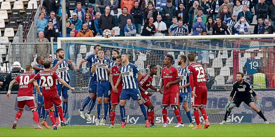 Ein Tor wie ein Gemälde: Marcelo Díaz Treffer aus Karlsruhe wurde zum schönsten HSV-Freistoßtreffer der Geschichte gewählt.