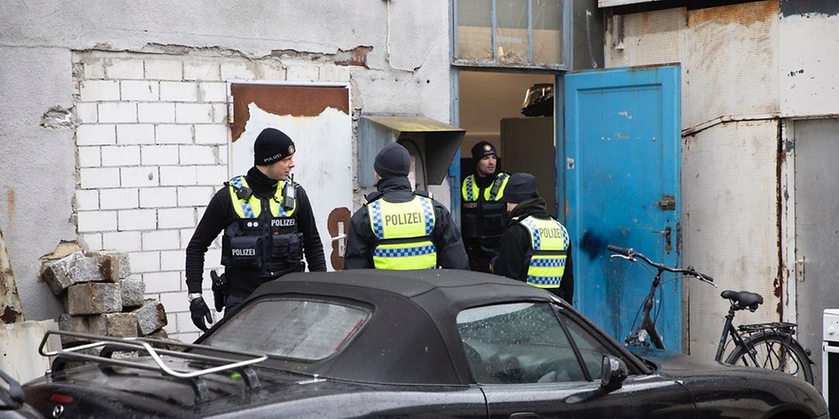 Polizisten kontrollieren ein Gebäude an der Rotenhäuser Straße in Wilhelmsburg.