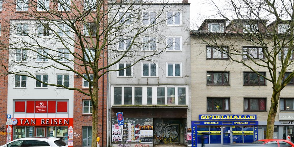 Das Hotel in der Moorstraße 19 (Mitte) steht seit rund 15 Jahren leer. 