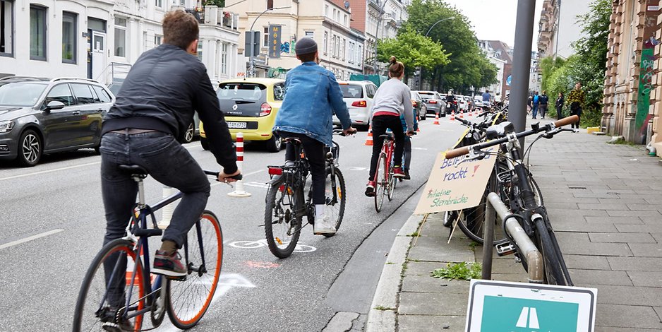 Diese Fahrradspuren könnten bald an mehreren Stellen in Hamburg dauerhaft eingerichtet werden.