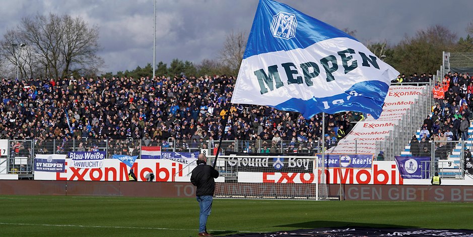 Beim Spiel SV Meppen gegen MSV Duisburg gab es auch Banner gegen Dietmar Hopp und den DFB.
