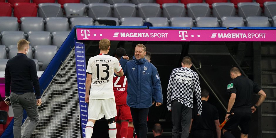 Dreierpack-Schütze Martin Hinteregger klatscht nach zwei Treffern für sein Team und einem Slapstick-Eigentor mit Bayern-Trainer Hansi Flick ab.