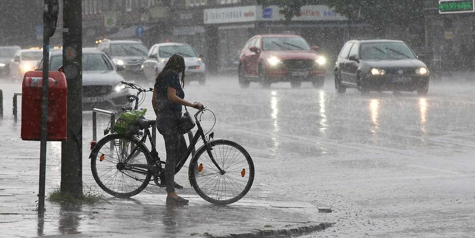 Radfahrerin bei Starkregen im Juni 2020. (Symbolbild)