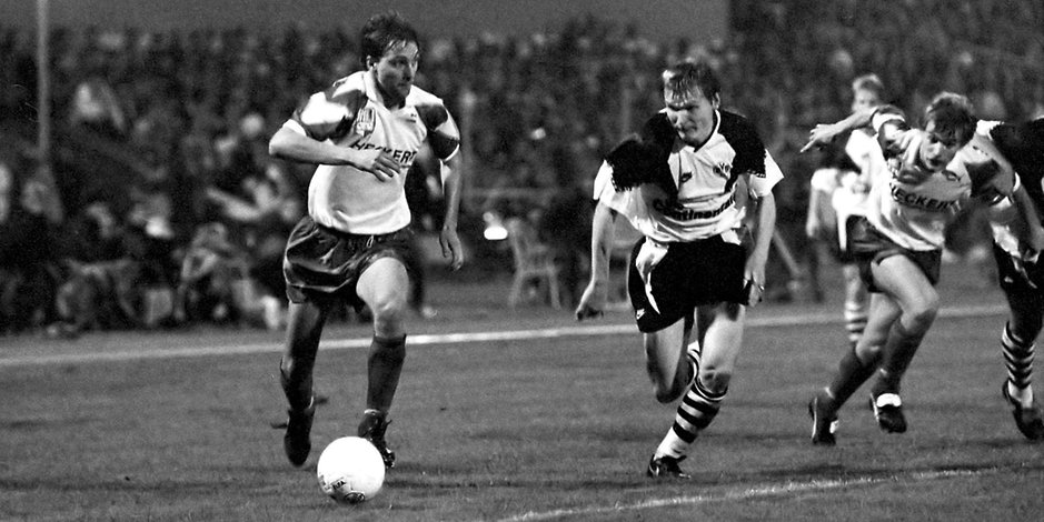 1990 spielte der Chemnitzer FC noch im Europapokal gegen Borussia Dortmund, jetzt droht den Sachsen der Ruin. Hier setzt sich Arnd Spranger (l.) gegen Dortmunds Sergej Golukowitsch durch
