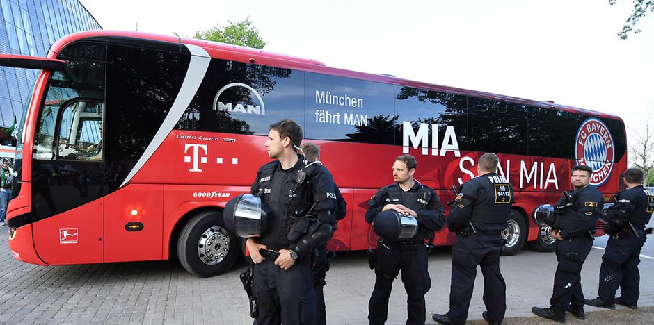 Auch die Münchner Polizei freut sich über den erneuten Titelgewinn des FC Bayern.