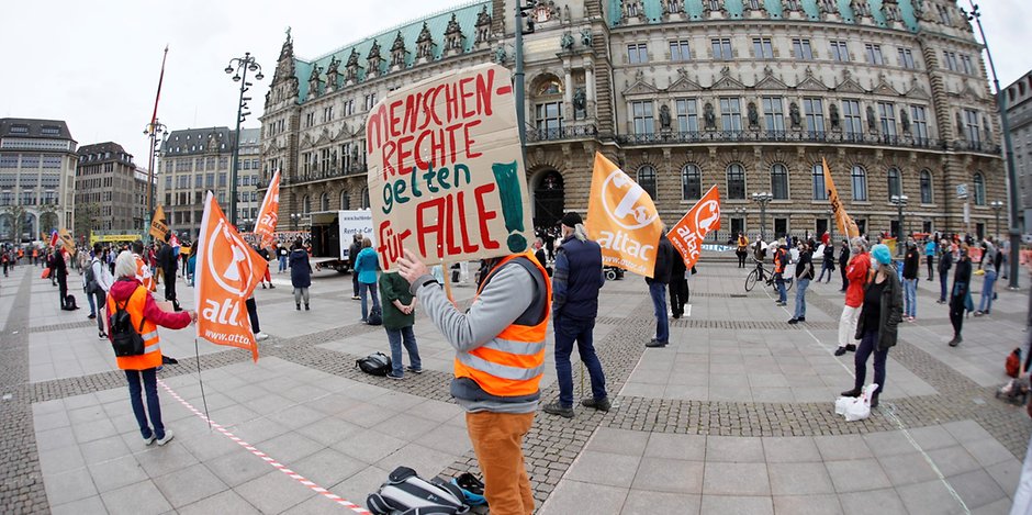 Demonstranten auf dem Hamburger Rathausmarkt.