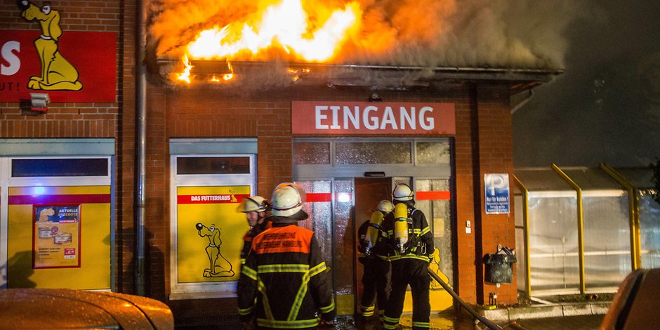 Großbrand in Hamburg: Die Filiale des Futterhaus steht in Flammen.
