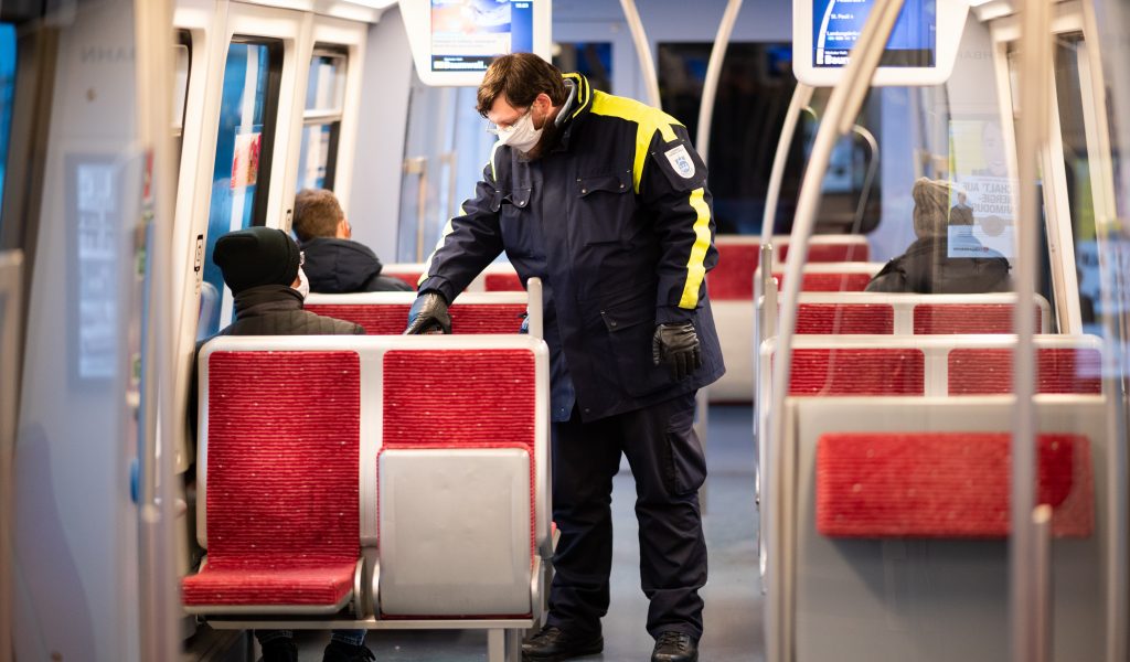 Ein Mitarbeiter der Hochbahn kontrolliert in einem Zug der Hochbahn die Fahrkarten.