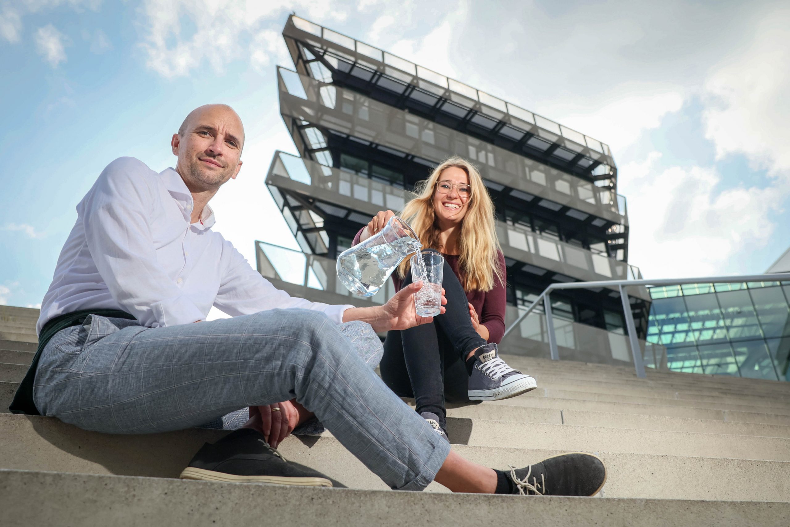 Matthias Barth von der Leuphana-Universität und Carolin Stüdemann von Viva con Agua treffen sich auf ein Glas Wasser.