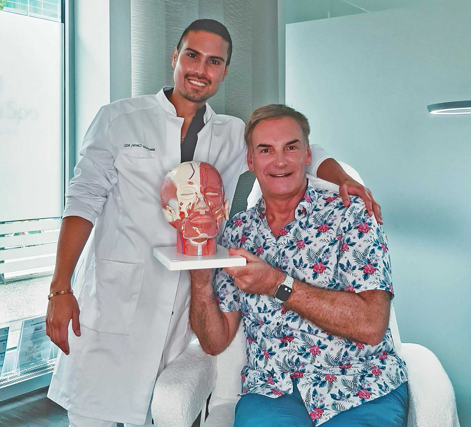 Der Chirurg und
Arzt für Medizinische Ästhetik Mauricio Cerón und MOPO-Redakteur Stefan Fuhr mit einem Kopf, auf dem die Strukturen des Gesichts dargestellt sind.