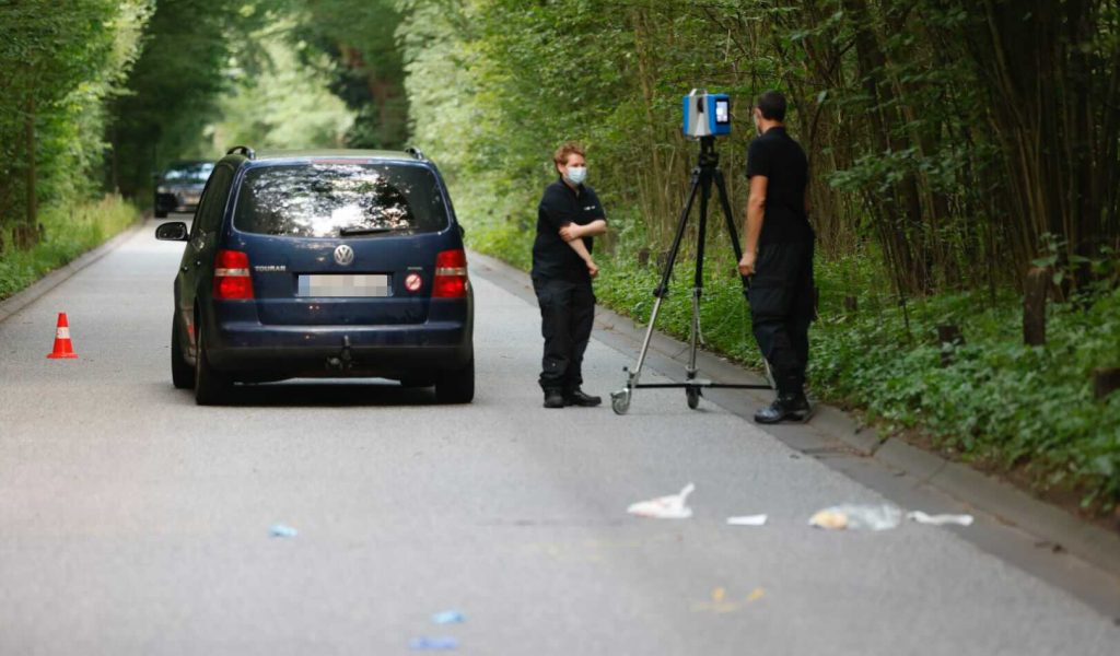 Polizisten ermitteln am Unfallort. Im Saseler Weg wurde ein Radfahrer lebensgefährlich verletzt.