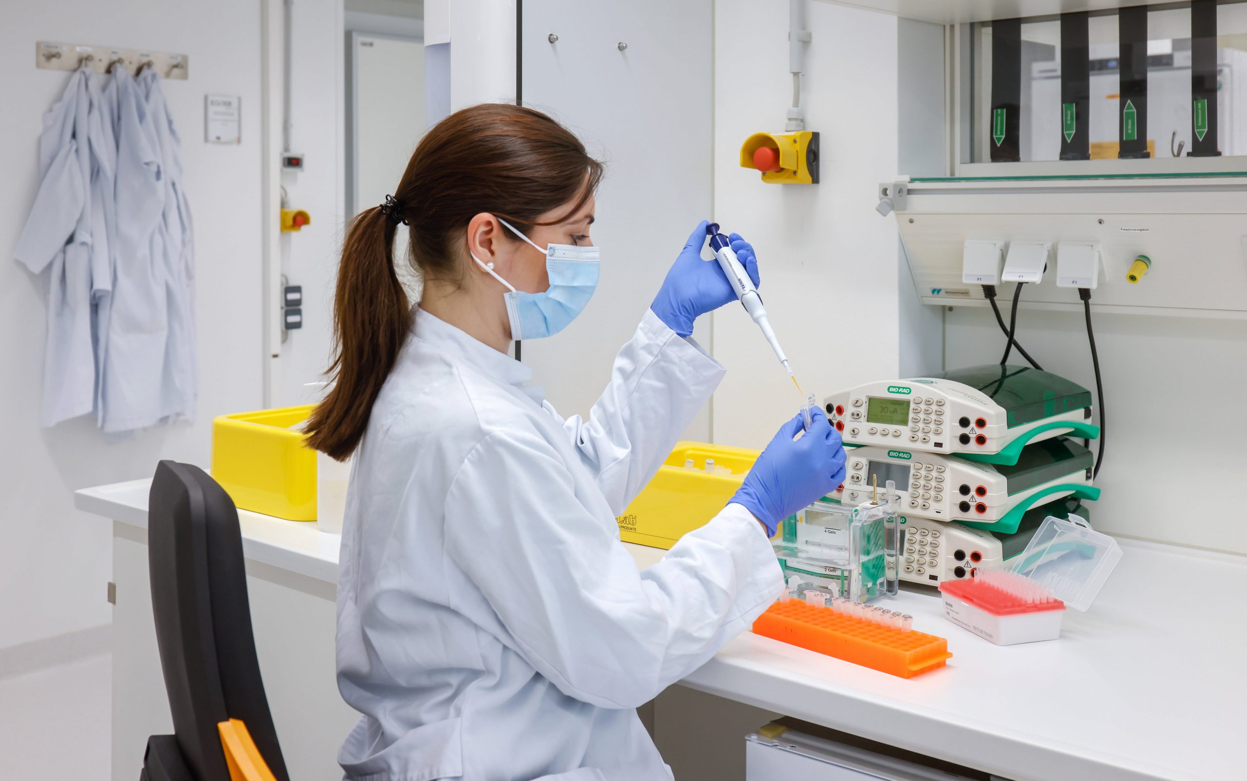 Eine Forscherin in einem Labor im Uni-Klinikum Bonn.