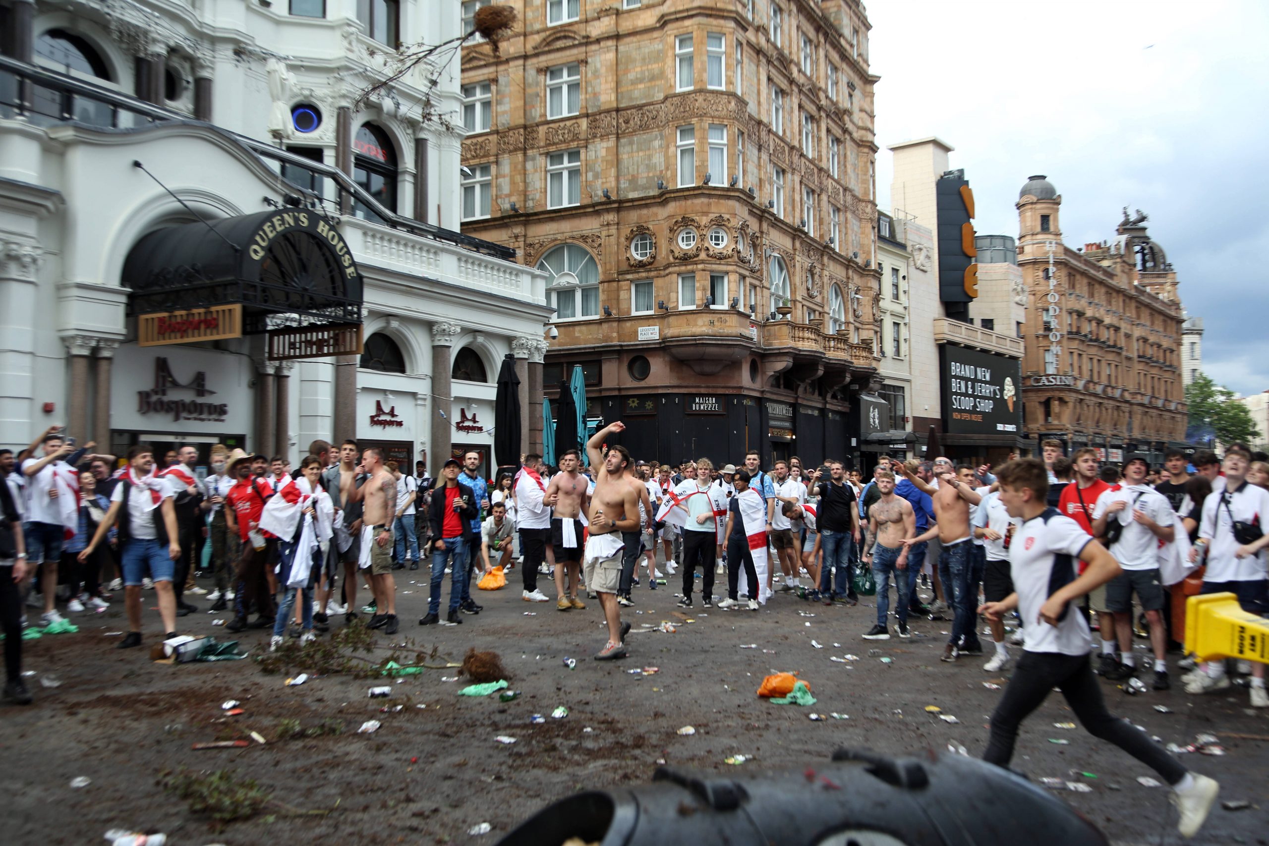 Die vornehmlich britischen Fans hinterließen vor dem Finale viel Müll auf den Straßen Londons.