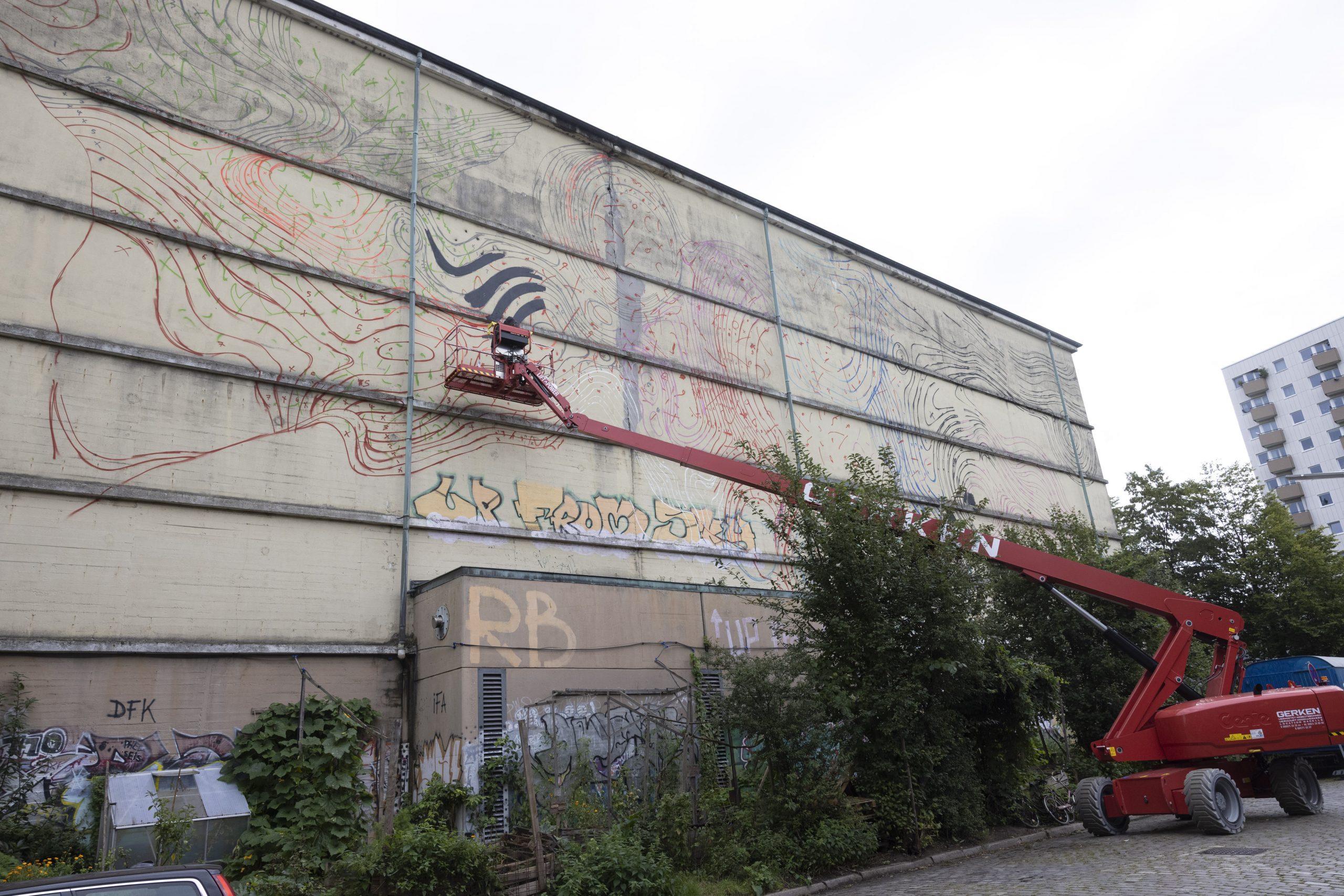 Hamburger Künstler bringt Farbe auf Altonas Energiebunker in der Schomburgstrasse.