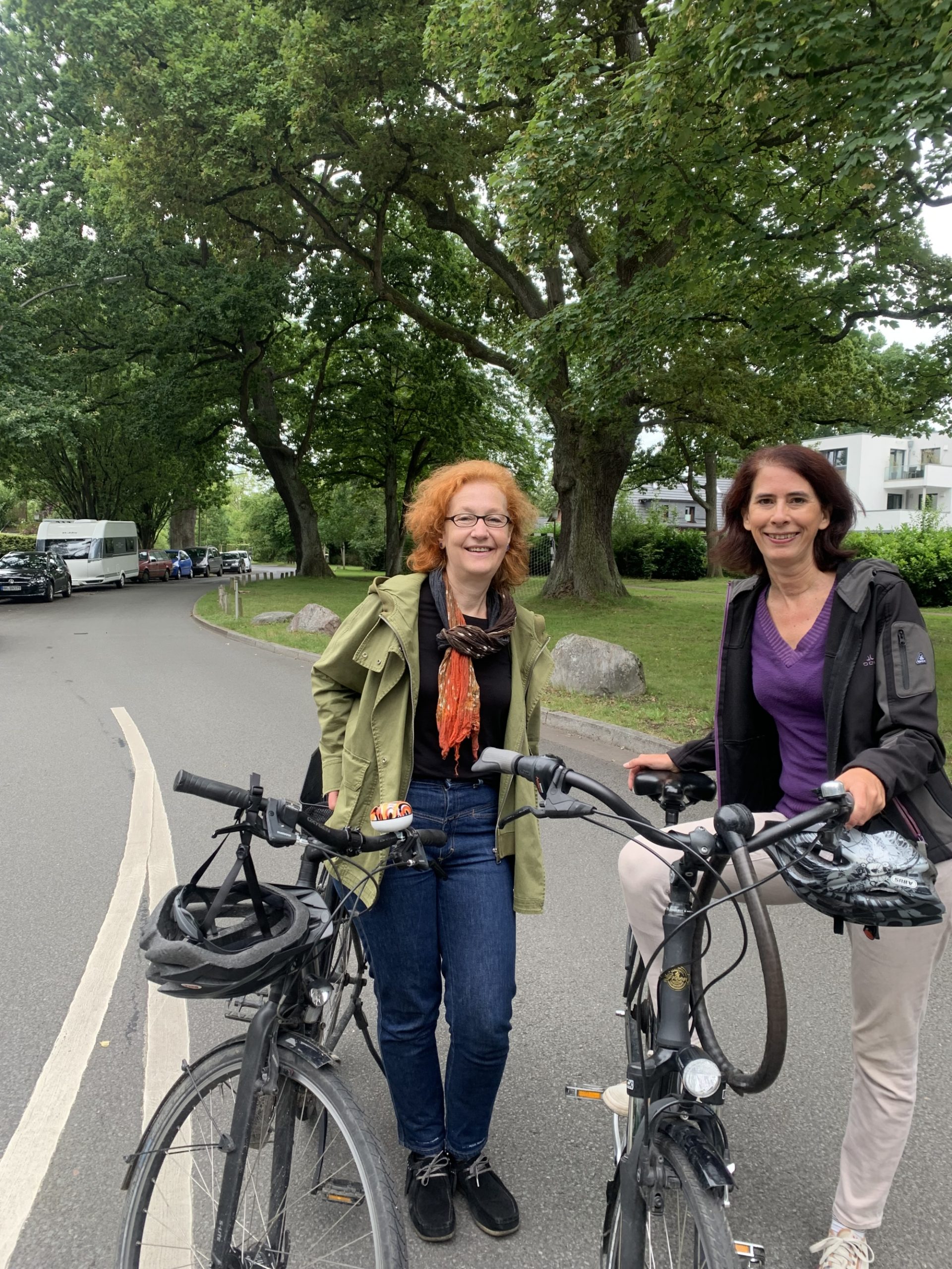 Karin Ros und Katrin Hofmann mit Fahrrädern auf einer Straße