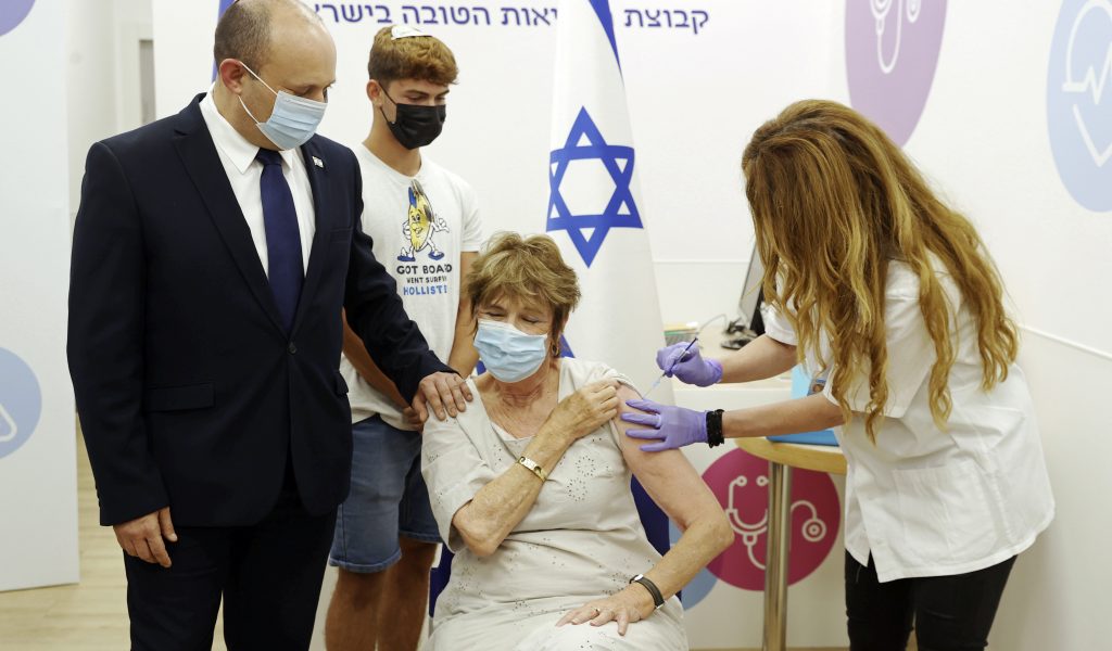 Naftali Bennett, Ministerpräsident von Israel, begleitet seine Mutter, Mirna Bennett, zu einem Impftermin.