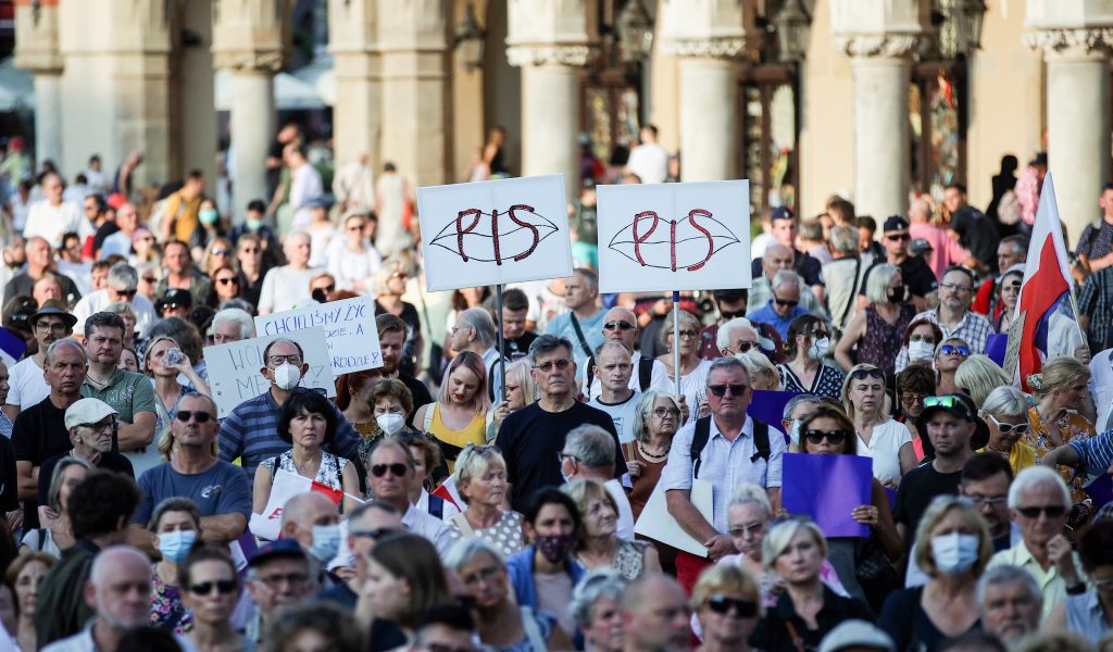 Menschen nehmen in Polen an einer Demonstration gegen die Änderung des Rundfunkgesetzes teil.